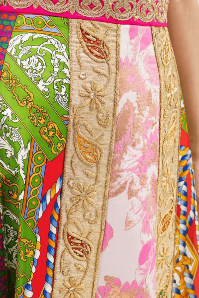 Zoom on Rianna + Nina fabric.